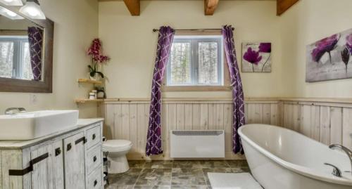 Spa and Mountain - Chalet du Verseau in Saint-Damien (QC)