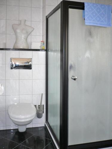 Bathroom, Ferienwohnung beim Steinmetzmeister im Quarzwerk in Lautertal (Odenwald)