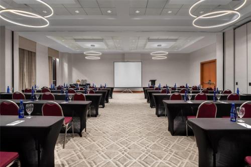 Embassy Suites Boston at Logan Airport - image 6