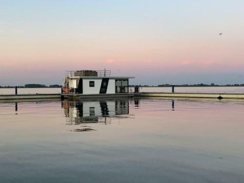  Welcome in - Houseboat Earrebarre aan het Sneekermeer met dakterras, prachtig uitzicht in Offingawier