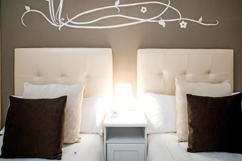Twin Room with Private External Bathroom image 8