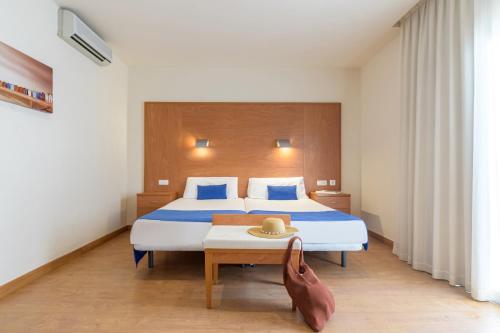 1 double bed, 2 twin beds