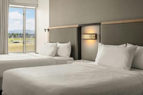 2 queen beds, 1 sofa bed