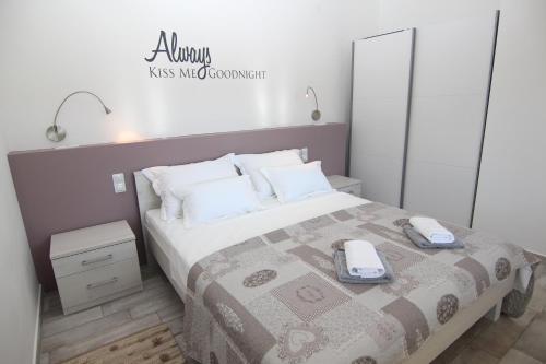 One-Bedroom Apartment with Terrace and Sea View image 4