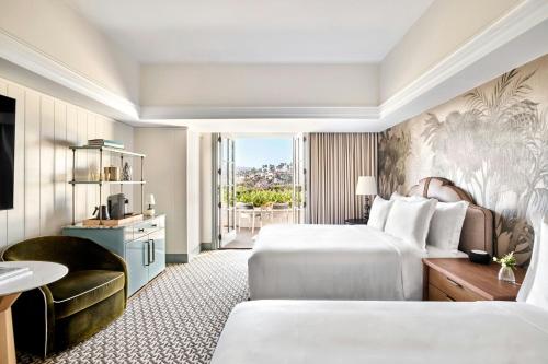 2 queen beds