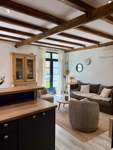 Charming Provencal Retreat with a Lush Private Courtyard in Rochegude