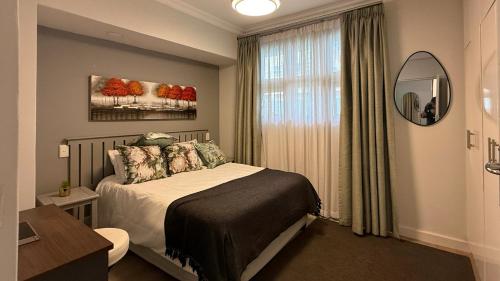 INVERNESS 14 Camberwell Road SEA POINT BEST LOCATION super luxury one bedroom with pool balcony garden & Sea Views - image 5