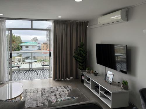 INVERNESS 14 Camberwell Road SEA POINT BEST LOCATION super luxury one bedroom with pool balcony garden & Sea Views - image 14