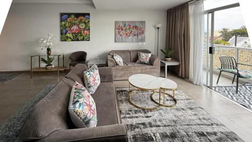 INVERNESS 14 Camberwell Road SEA POINT BEST LOCATION super luxury one bedroom with pool balcony garden & Sea Views - image 7