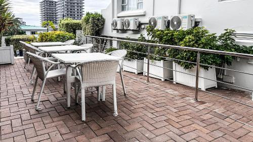 INVERNESS 14 Camberwell Road SEA POINT BEST LOCATION super luxury one bedroom with pool balcony garden & Sea Views - image 2