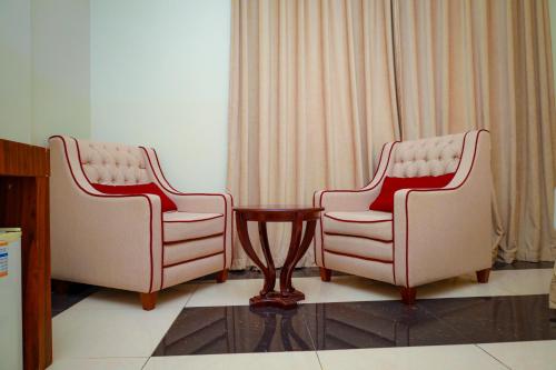 Deluxe Twin Room image 10