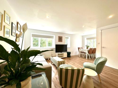 Delightful 2 bed detached bungalow Cotswolds edge in North Leigh