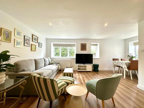 Delightful 2 bed detached bungalow Cotswolds edge in North Leigh