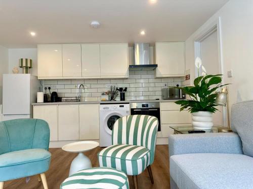 Delightful 2 bed detached bungalow Cotswolds edge in North Leigh