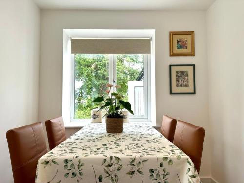 Delightful 2 bed detached bungalow Cotswolds edge in North Leigh