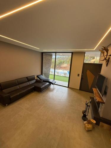 Luxurious 3-Level Chalet with Pool in Falougha