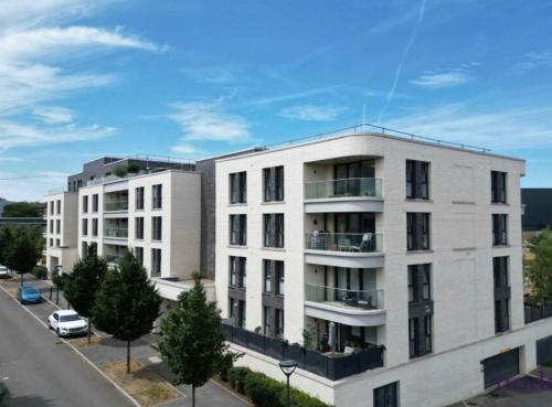 Modern 2-Bed Apartment in Longcross with Balcony & Parking in Runnymede