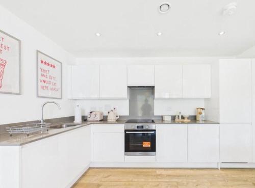Modern 2-Bed Apartment in Longcross with Balcony & Parking in Runnymede