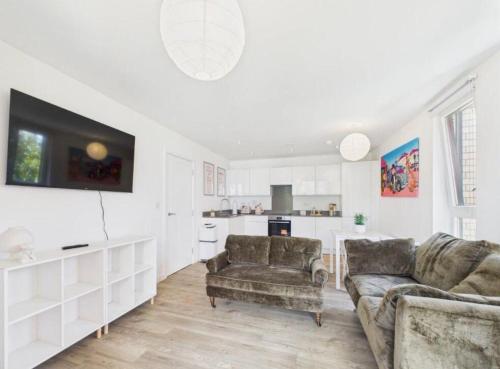 Modern 2-Bed Apartment in Longcross with Balcony & Parking in Runnymede