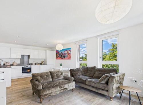 Modern 2-Bed Apartment in Longcross with Balcony & Parking in Runnymede
