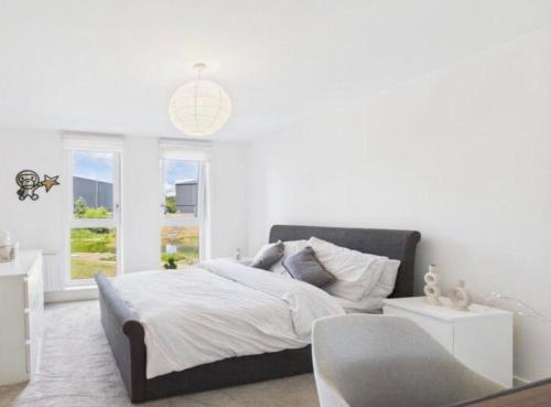 Modern 2-Bed Apartment in Longcross with Balcony & Parking in Runnymede