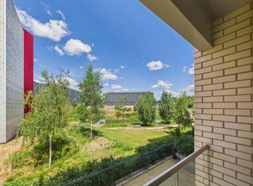 Modern 2-Bed Apartment in Longcross with Balcony & Parking in Runnymede