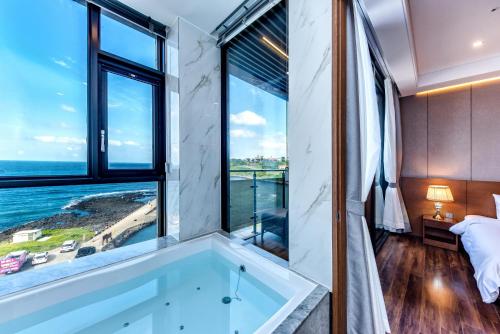 Superior Terrace Ocean - Complimentary Access to the Infinity Pool