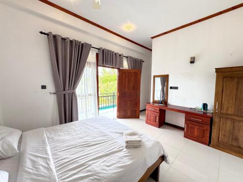 Double Room with Balcony image 3