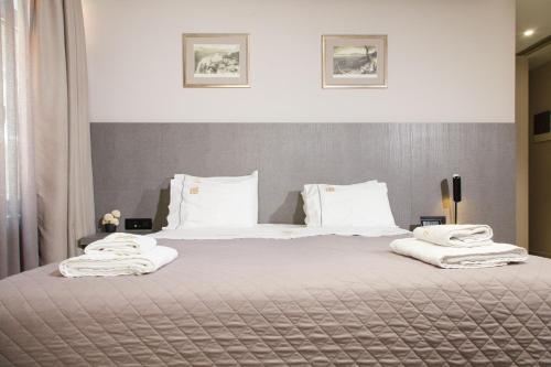 Standard Double Room image 7