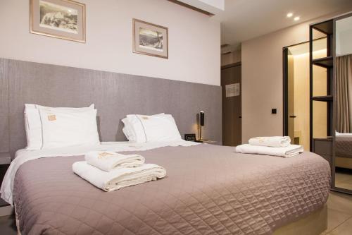 Standard Double Room image 6