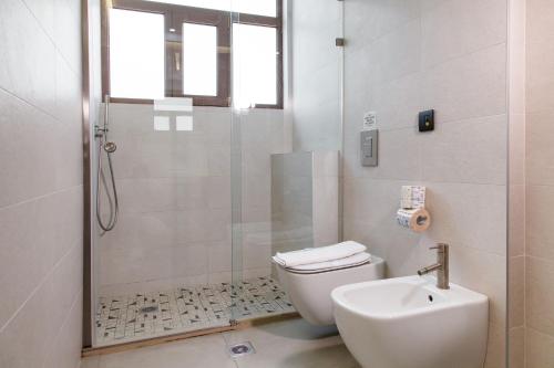 Standard Double Room image 2