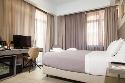 Triple Room with Balcony image 9