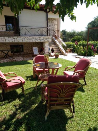 Kert, Spiti Loggos in Longos Aegio