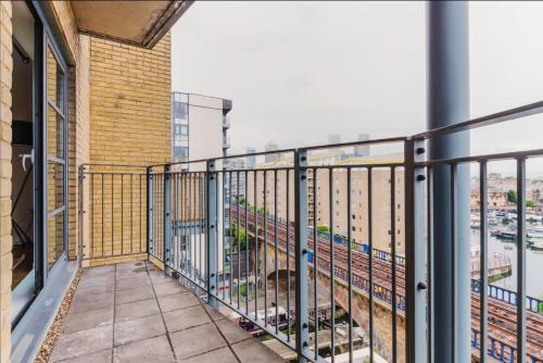 Limehouse 1-Bed Sleeps 4 3-Min To Station - image 12