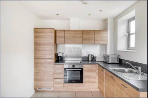 Limehouse 1-Bed Sleeps 4 2-Min To Station - image 3