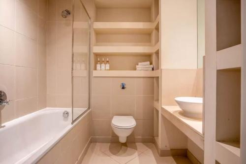 Stylish Penthouse Canary Wharf - image 8