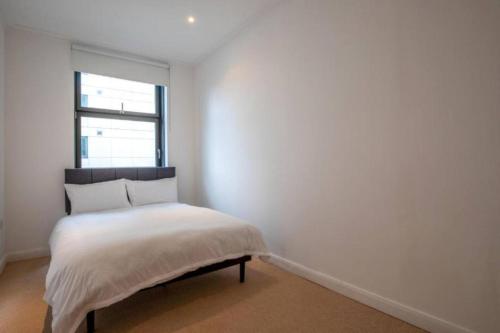 Canary Wharf Luxury 2-bed 2-bath Stay - image 7