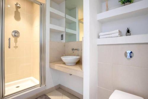 Canary Wharf Luxury 2-bed 2-bath Stay - image 3