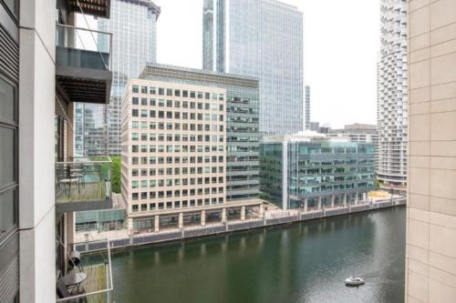Canary Wharf Luxury 2-bed 2-bath Stay - image 10
