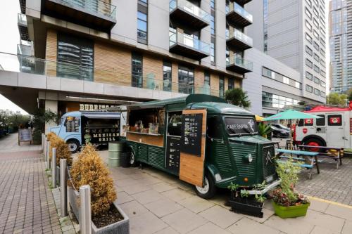 Canary Wharf Luxury 2-bed 2-bath Stay - image 8