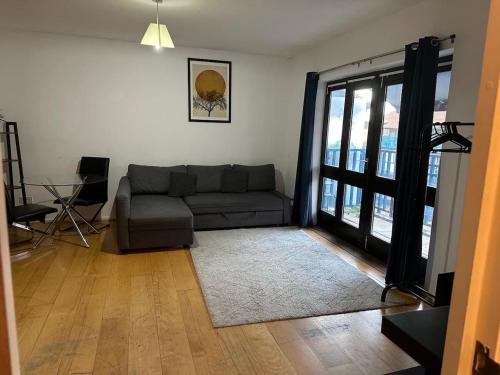 Elegant Dockside 2-Bed Stay - image 6