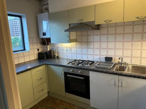 Elegant Dockside 2-Bed Stay - image 10