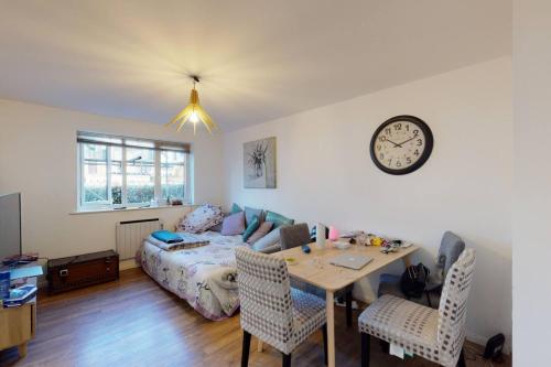 Waterside 1-Bed Sleeps 4 Near Canary Wharf - image 5