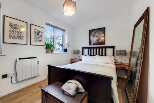 Waterside 1-Bed Sleeps 4 Near Canary Wharf - image 9
