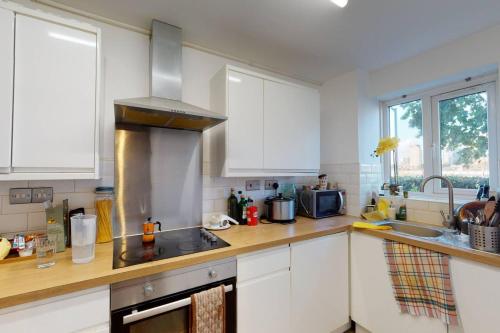 Waterside 1-Bed Sleeps 4 Near Canary Wharf - image 7