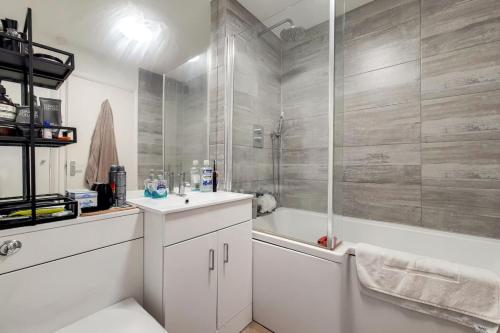 Waterside 1-Bed Sleeps 4 Near Canary Wharf - main image