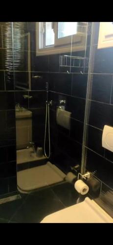 One-Bedroom Apartment image 3