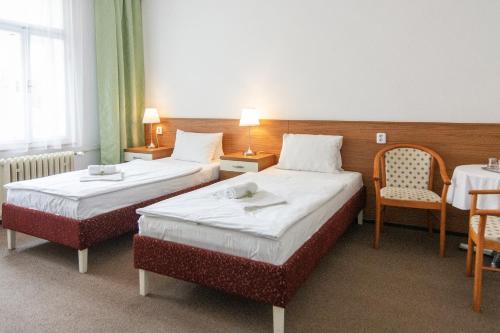 2 twin beds