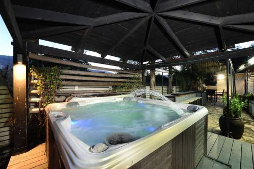 อ่างแช่น้ำร้อน, לוז כנרת של רשת לב הגולן - וילה ו-4 צימרים מושלמים עם בריכה משותפת ליד הכנרת in เมนาฮามิยา