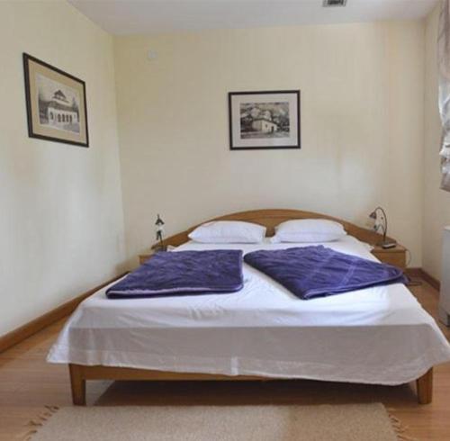 1 queen bed, 1 twin bed